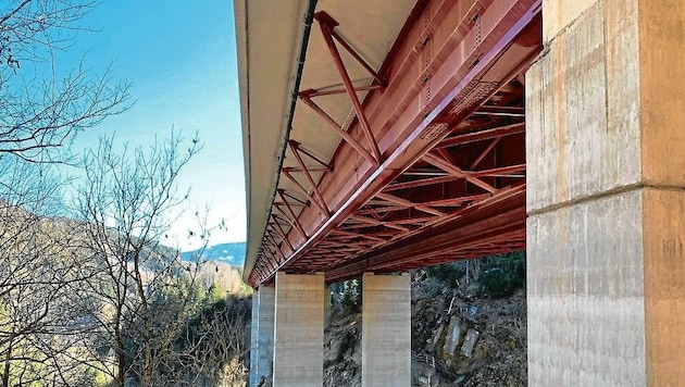 Das gesamte Baugerüst der Brücke muss aufgrund enormer Schäden zwischen Gmünd und Spittal abgetragen werden. (Bild: Asfinag)