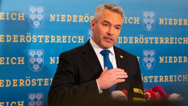 Bundeskanzler Karl Nehammer will mit seinem Aufarbeitungsangebot natürlich auch zur FPÖ abgewanderte Wähler wieder zurückgewinnen. (Bild: Barbara Elser)