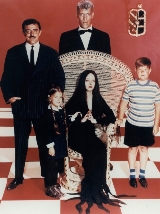 „The Addams Family“: John Astin, Lisa Loring, Carolyn Jones, Ken Weatherwax und Ted Cassidy (von links) (Bild: mptv / picturedesk.com)
