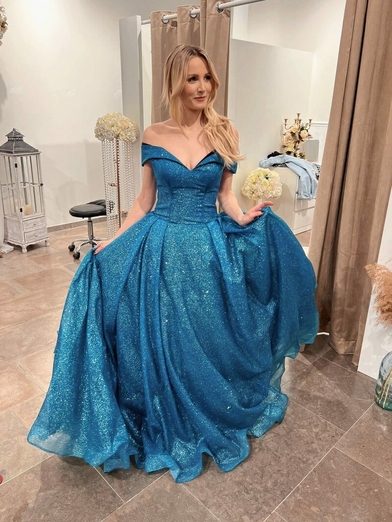 Melissa Naschenweng in einem Kleid für einen Videodreh - zum Opernball wird sie eine Robe von Eva Poleschinski tragen. (Bild: zVg)