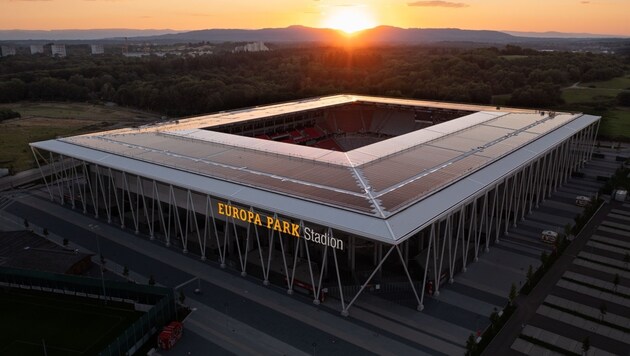 Das Solardach des Europa-Park Stadions, hier spielt der FC Freiburg. (Bild: Badenova)