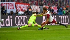 Andreas Luthe (hier noch im Trikot des FC Augsburg) im Duell mit Bayerns Thomas Müller. (Bild: GEPA )