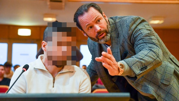 Der 27-jähriger Syrer, der als Schlepper in Linz vor Gericht stand, mit Anwalt Andreas Mauhart (r.). (Bild: Harald Dostal, Krone KREATIV)