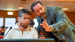 Der 27-jähriger Syrer, der als Schlepper in Linz vor Gericht stand, mit Anwalt Andreas Mauhart (r.). (Bild: Harald Dostal, Krone KREATIV)