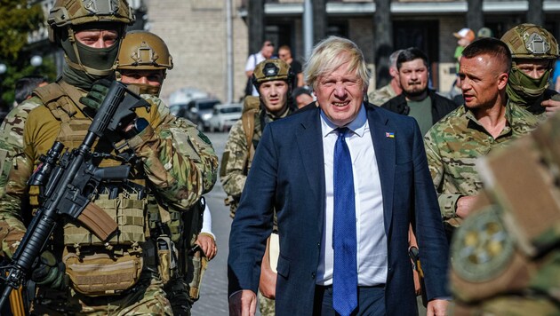 Boris Johnson (beim Besuch in Kiew im August) ist ein vehementer Unterstützer der Ukraine. (Bild: APA/AFP/SERGEI CHUZAVKOV)