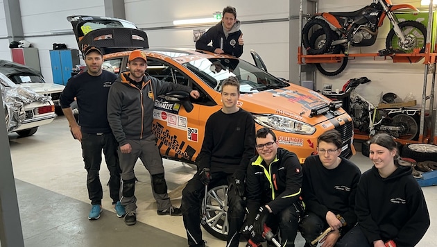 Jungunternehmer und Rallye-Ass Pröglhöf lud die Schüler in seinen Betrieb, wo sie selbst am Auto schraubten. (Bild: Luca Pröglhöf Racing)