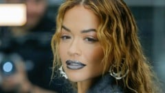 Rita Ora zeigte sich am 26. Jänner bei der Fendi Haute-Couture-Schau für die Fühling-Sommer 2023 (Bild: JM HAEDRICH / Action Press/Sipa / picturedesk.com)