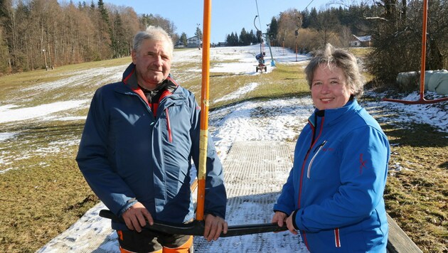 Mit einem „Pfiat euch“ verabschieden sich Roswitha und Sepp Wimmer. Dankbar blicken die beiden auf 50 Jahre zurück. (Bild: Christian Jauschowetz)