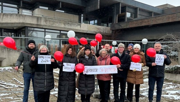 Die ÖVP fordert eine rasche Lösung und posierte mit roten Luftballons vor dem Hallenbad in Neusiedl am See. (Bild: zVg)