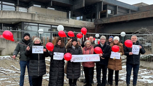 Die ÖVP fordert eine rasche Lösung und posierte mit roten Luftballons vor dem Hallenbad in Neusiedl am See. (Bild: zVg)