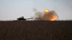 Ein ukrainischer Panzer feuert nahe der Stadt Bachmut auf russische Stellungen. Im Osten der Ukraine rücken die russischen Streitkräfte vor. (Bild: APA/AFP/Anatolii Stepanov)