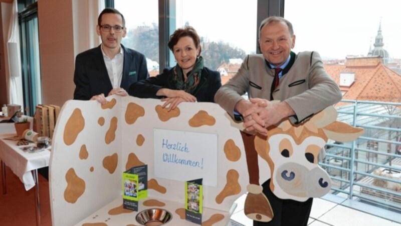 Die Förderer des Preises: Oliver Kröpfl, Vorstand der Steiermärkischen Sparkasse, Maria Pein, Werner Brugner (LK). (Bild: Christian Jauschowetz)