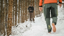 Für die Alpen-Tour laufen bei „Mister Barfuß“ Johannes Kronegger und Kameramann Gabriel Moser die Vorbereitungen auf Hochtouren.. (Bild: Wenzel Markus)