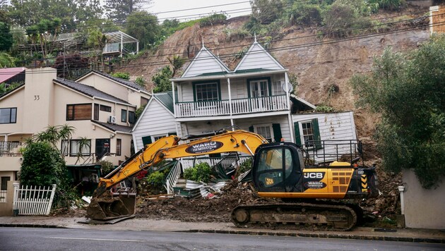 Die Aufräumarbeiten nach der Flut sind noch nicht abgeschlossen, schon steht das nächste Unwetter vor der Tür. (Bild: AP/New Zealand Herald)