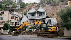 Die Aufräumarbeiten nach der Flut sind noch nicht abgeschlossen, schon steht das nächste Unwetter vor der Tür. (Bild: AP/New Zealand Herald)
