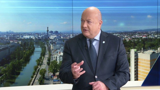 ÖVP-Generalsekretär schießt scharf gegen die FPÖ und SPÖ. (Bild: krone.tv)