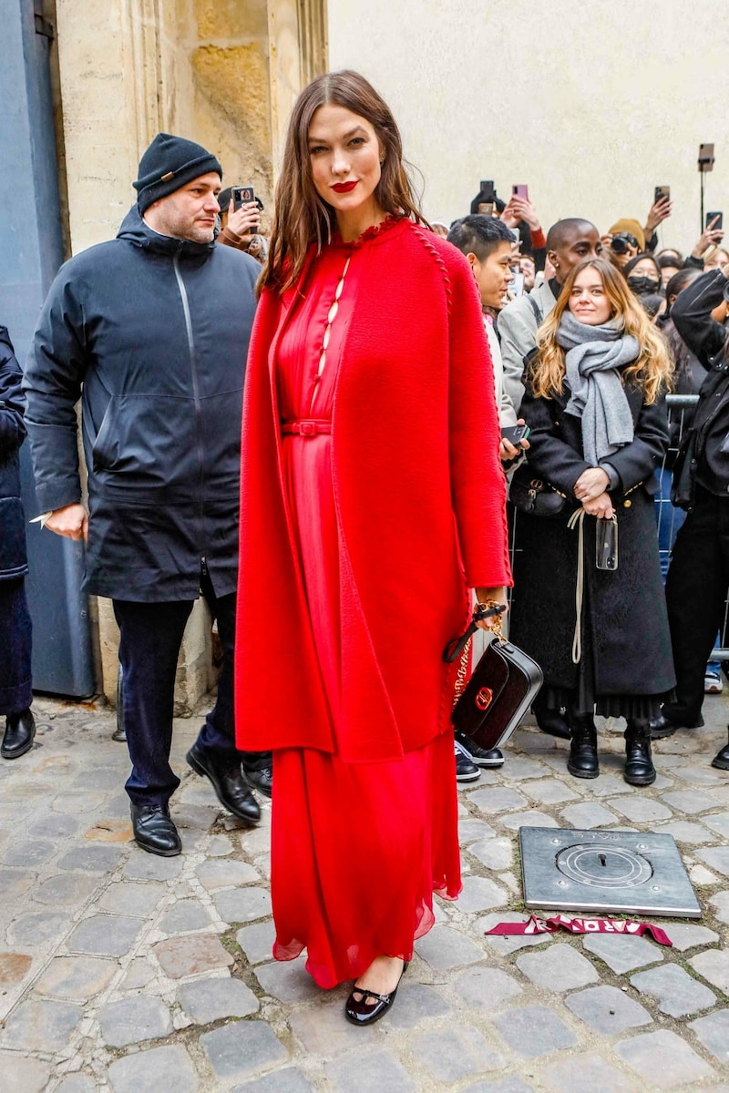 Karlie Kloss in leuchtendem Rot auf dem Weg zur Christian-Dior-Show bei der Pariser Modewoche. (Bild: www.PPS.at)