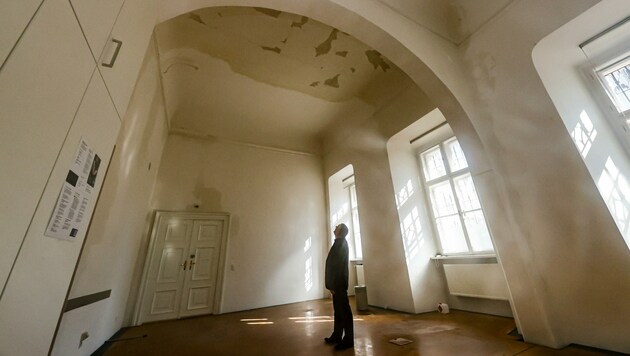 Bröckelnder Putz nach dem Wasserschaden in einigen Amtsräumen des Schlosses Mirabell (Bild: Tschepp Markus)