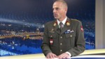 Oberst Berthold Sandtner bei seinem Besuch im TV-Studio der Krone (Bild: krone.tv)