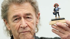 Peter Maffay mit seiner Playmobil-Figur (Bild: Daniel Karmann / dpa / picturedesk.com)