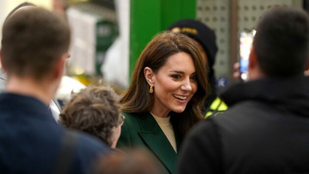 Prinzessin Kate ignoriert beim Besuch in Leeds, dass ihr ein Mann nachpfeift. (Bild: Owen Humphreys / PA / picturedesk.com)