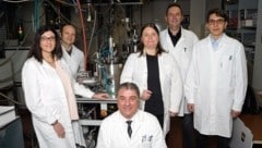 Das erfolgreiche Forscherteam von links nach rechts: Alessandra Operamolla (Universität Pisa), Mateusz Bednorz, Niyazi Serdar Sariciftci, Cigdem Yumusak, Mihai Irimia-Vladu und Cristian Vlad Irimia (JKU Linz). (Bild: JKU)