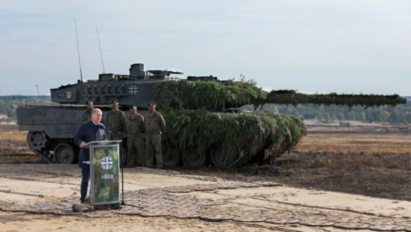Der deutsche Kanzler Olaf Scholz sagte der Ukraine die Lieferung von Leopard 2-Panzern zu. (Bild: AFP)