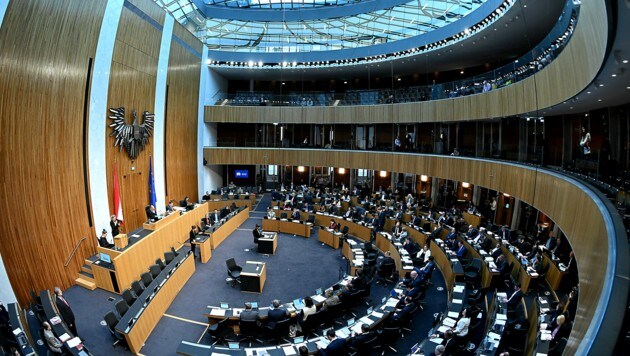 Ein Blick in den Plenarsaal des sanierten Parlaments (Bild: APA/ROLAND SCHLAGER)