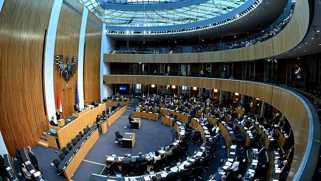 Ein Blick in den Plenarsaal des sanierten Parlaments (Bild: APA/Roland Schlager)