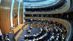 Ein Blick in den Plenarsaal des sanierten Parlaments (Bild: APA/Roland Schlager)