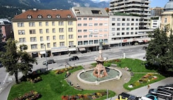 Der Bozner Platz in Innsbruck. Mittlerweile sind die beiden Bäume gefällt. (Bild: Andreas Fischer)