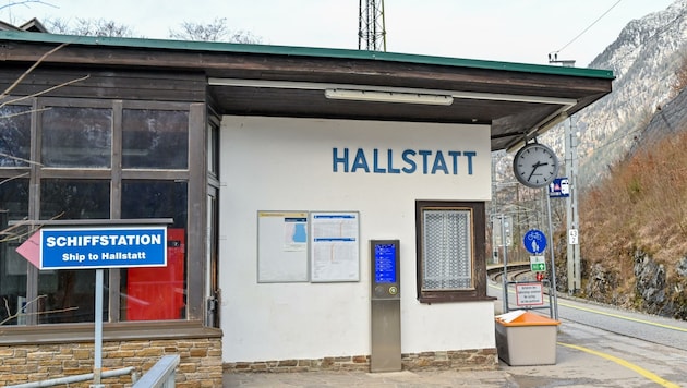 Wer mit dem Zug nach Hallstatt will, muss bei der veralteten Zugstation aussteigen und nach kurzem Fußmarsch mit dem Schiff weiter fahren. (Bild: Dostal Harald)