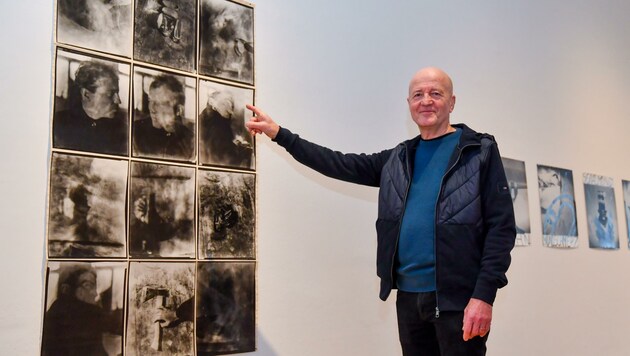 Erich W. Hartzsch mit Selbstporträts aus DDR-Zeiten (Bild: Dostal Harald)