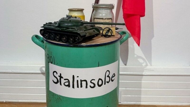 Heute darf Sowjet-Propaganda durch den Kakao gezogen werden: Suppentopf und Spielzeugpanzer. (Bild: Dostal Harald)