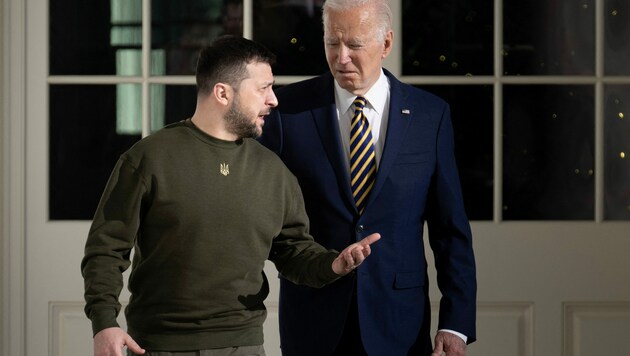 Der ukrainische Präsident Selenskyj (beim USA-Besuch im Dezember) erhofft sich Kampfjets aus den USA. Biden reagierte zuerst ablehnend, kündigte jetzt aber Gespräche an. (Bild: APA/AFP/Brendan Smialowski)