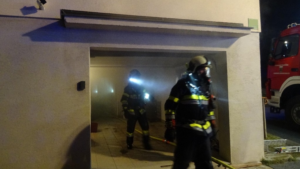 Gegen 19:35 Uhr knallte es in diesem Keller in Feldbach. Die Feuerwehr rückte mit 46 Einsatzkräften aus! (Bild: FF Gniebing)