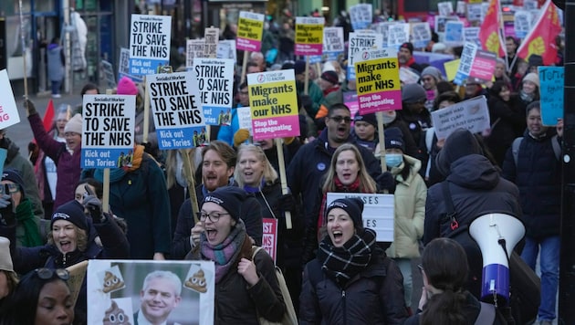 Krankenschwestern demonstrierten bereits Mitte Jänner in London. (Bild: Associated Press)
