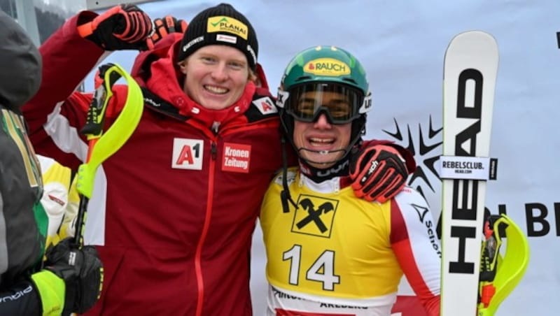 Im Jänner 2023 jubelte Jakob Greber (r.) mit Vincent Wieser bei der Junioren-WM in St. Anton über Bronze in der Team-Kombination. (Bild: GEPA pictures)