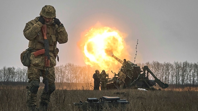 Ukrainische Soldaten feuern in Richtung russischer Stellungen. (Bild: Associated Press)