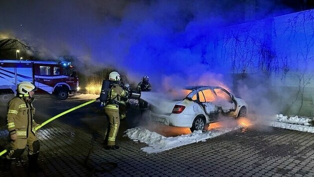 Die freiwillige Feuerwehr St. Johann konnte das Fahrzeug rasch löschen. (Bild: Freiwillige Feuerwehr St. Johann im Pongau)