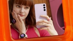 Offizielles Werbefoto: Eine reich verzierte Nutzerin verwendet ihr Galaxy S23+ in der Farbvariante „Lavender“ vor einem Spiegel. (Bild: Samsung)