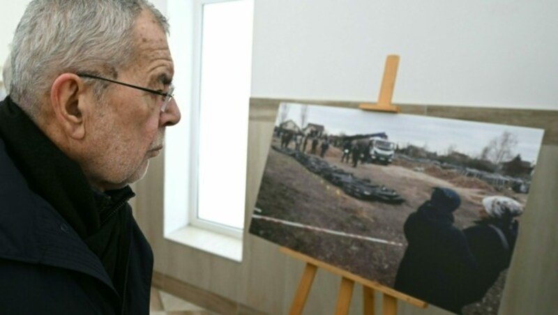 In Butscha wurden Massengräber mit Hunderten Leichen gefunden. Eine Ausstellung zeigt die Gräuel. (Bild: APA/ROLAND SCHLAGER)