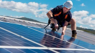 ¡Precaución si se va a montar un sistema fotovoltaico en tejados viejos!  (Imagen: stock.adobe.com, Krone CREATIVO)