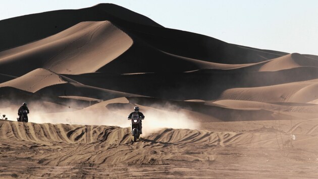 Es geht mitten durch die Wüste: Ein hohe Belastung für Mensch und Maschine. (Bild: Bertram Mayer)