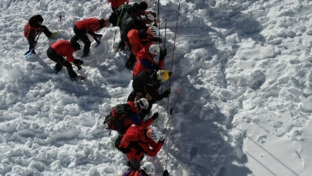 Zwei Menschen und neun Puppen wurden in der simulierten Lawine eingegraben. (Bild: Bergrettung Prägraten)