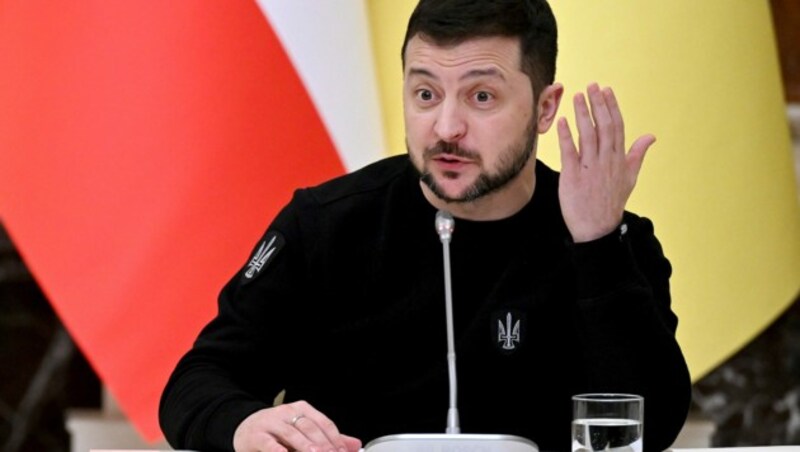 Der ukrainische Präsident Wolodymyr Selenskyj spricht Ende März virtuell im österreichischen Parlament. (Bild: APA/ROLAND SCHLAGER)