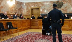 Der 19-jährige Angeklagte vor drei Richtern im größten Saal des Salzburger Landesgerichtes am Mittwoch. (Bild: Lovric Antonio)