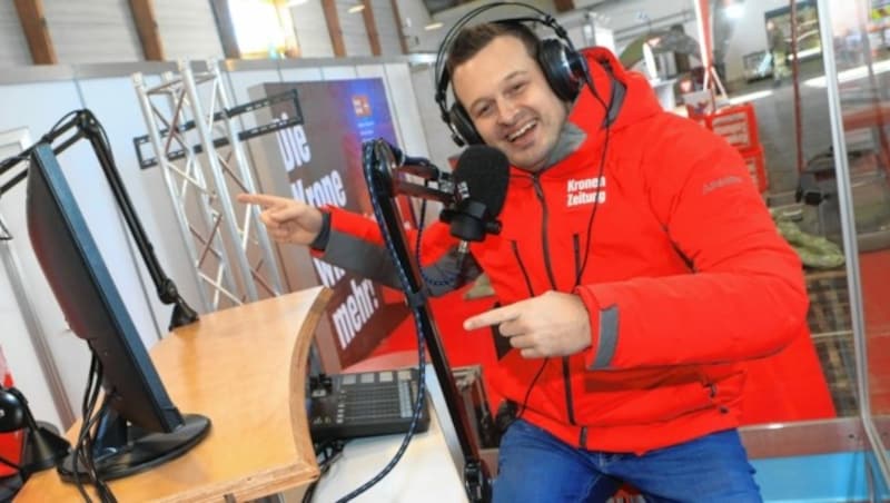 „Krone“-Podcaster Patrick Jochum im seinem gläsernen Studio. (Bild: Rojsek-Wiedergut Uta)