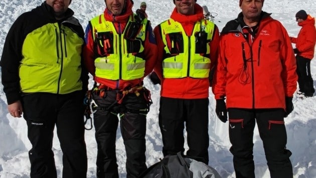 Bürgermeister Gottfried Islitzer, Ortsstellenleiter Robert Tasser, Bergretter Matthais Egger und Siegfried Kratzer (von links). (Bild: Bergrettung Prägraten)