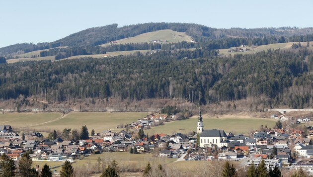 Am Lehmberg oberhalb von Thalgau sollen bis zu 14 Windräder entstehen. (Bild: Tschepp Markus)